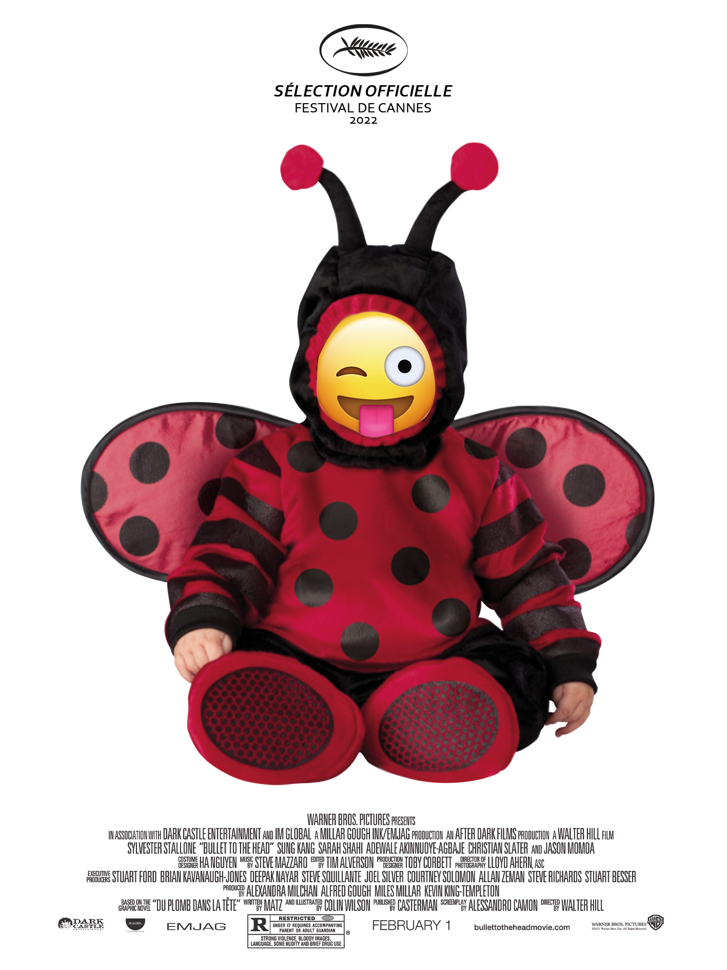 un enfant dans un deguisement de coccinelle le visage caché par un smiley tire la langue